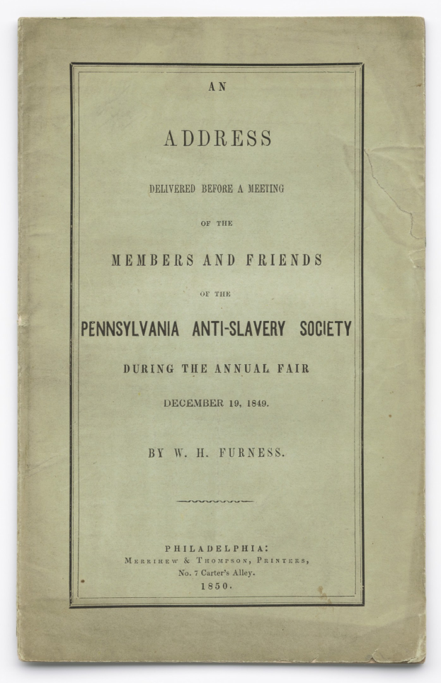 Ein aufgeschlagenes Buch mit dem Titel "Eine Ansprache vor einer Versammlung der Mitglieder und Freunde der Pennsylvania Anti-Slavery Society während der jährlichen Messe" mit einer Seite schwarzer Tinte.
