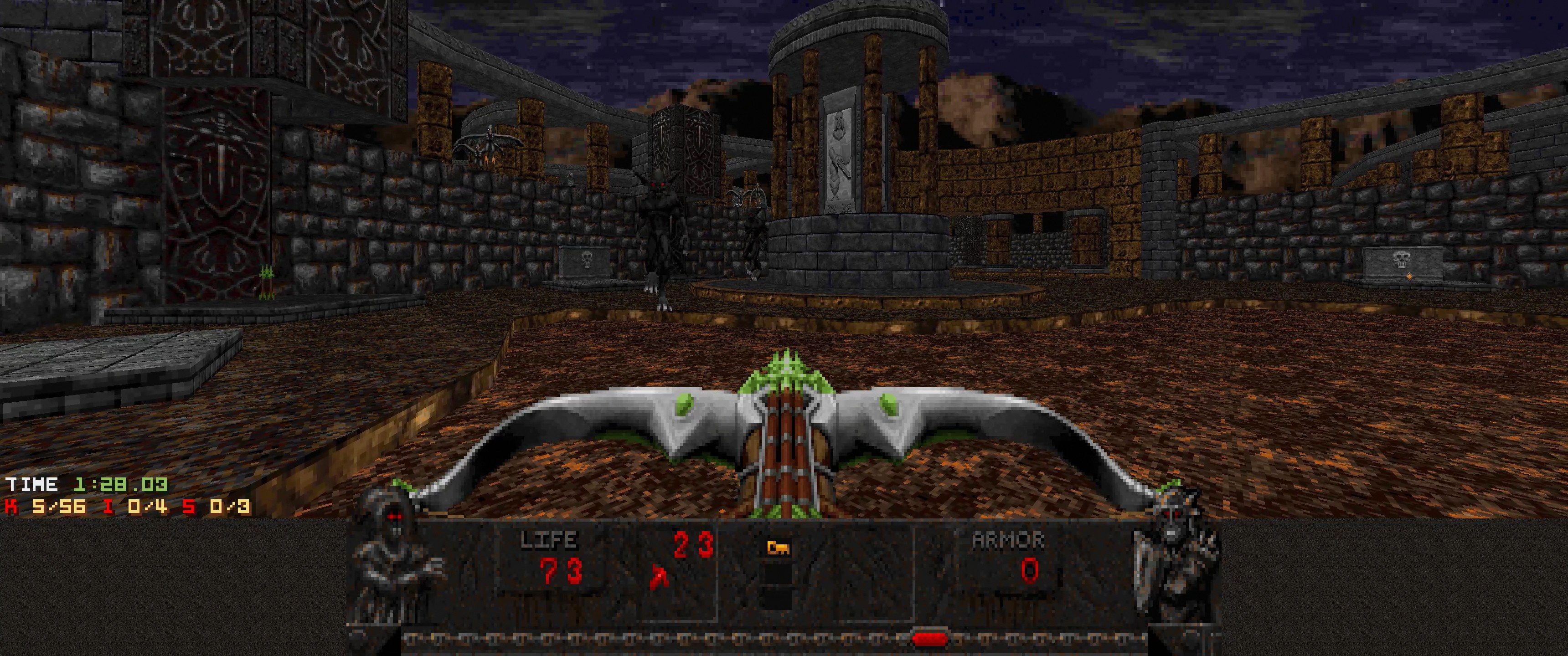 Eine Dungeon-Szene aus *Dungeon Master II* mit einem Drachen in der Mitte, umgeben von Wänden, Säulen und anderen Gegenständen, mit Spielerdaten unten.