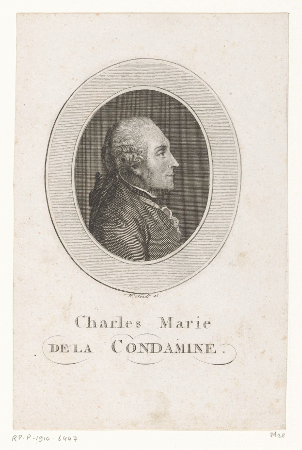 Porträt von Charles Marie de la Condamine, einem französischen Komponisten, in einem weißen Hemd und schwarzer Fliege mit ernstem Gesichtsausdruck, der seine Hände zusammenlegt und in die Ferne schaut.