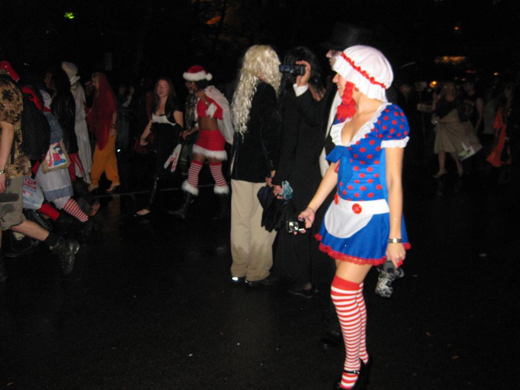 Eine Gruppe von Menschen, einige in Dramakostümen, die über einen Boden gehen.