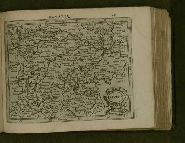 Offenes Buch mit detaillierter Karte von Bayern, das Städte, Dörfer und umliegende Regionen zeigt, zusammen mit Text, der wahrscheinlich die Karte und ihren Kontext beschreibt.