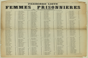 Ein altes, gelbliches Buch mit einer Liste von Frauengefangenen in zwei Spalten, mit schwarzer Tinte auf brüchigem Papier.