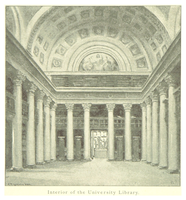 Große Säulen und kunstvoll gestalteter Deckenbereich in einer Universitätsbibliothek, mit dekorativem Text unten.