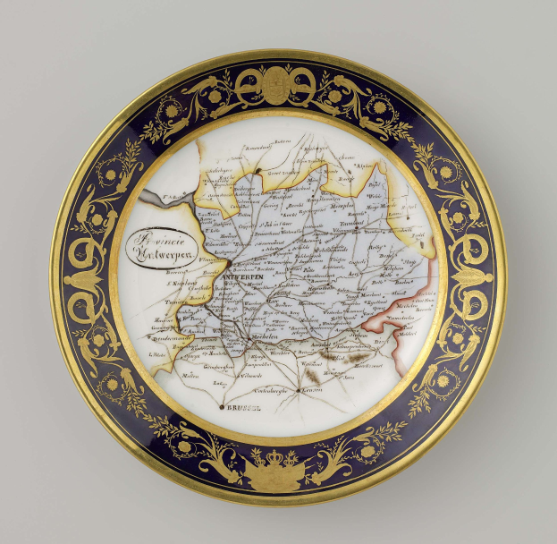 Ein dekoratives Kennzeichen mit einer detaillierten Deutschlandkarte, verziert mit kunstvollen Designs und Texten auf einem weißen Hintergrund.