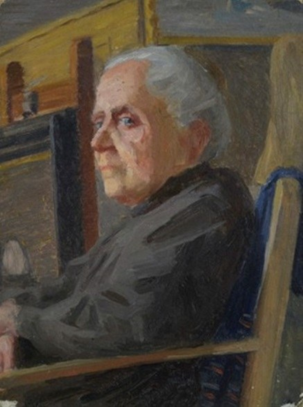 Ein älterer Mann in einem weißen Hemd und dunklen Hosen sitzt friedlich in einem Stuhl mit geschlossenen Augen und Händen auf den Armlehnen vor einer neutralen Wand.