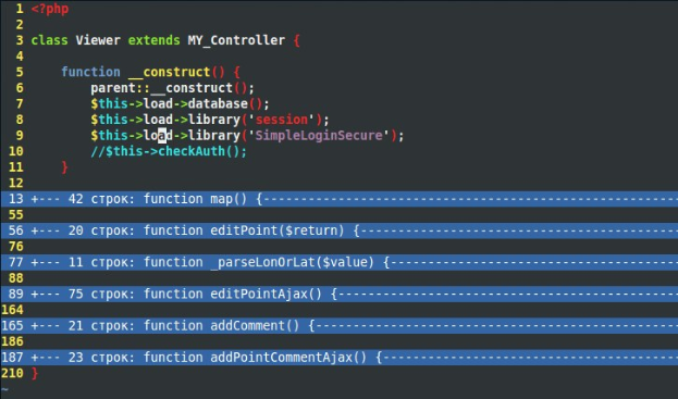 Ein Screenshot eines Code-Editors, der auf einem Computermonitor angezeigt wird und mehrere Zeilen blauen Textcodes zeigt.