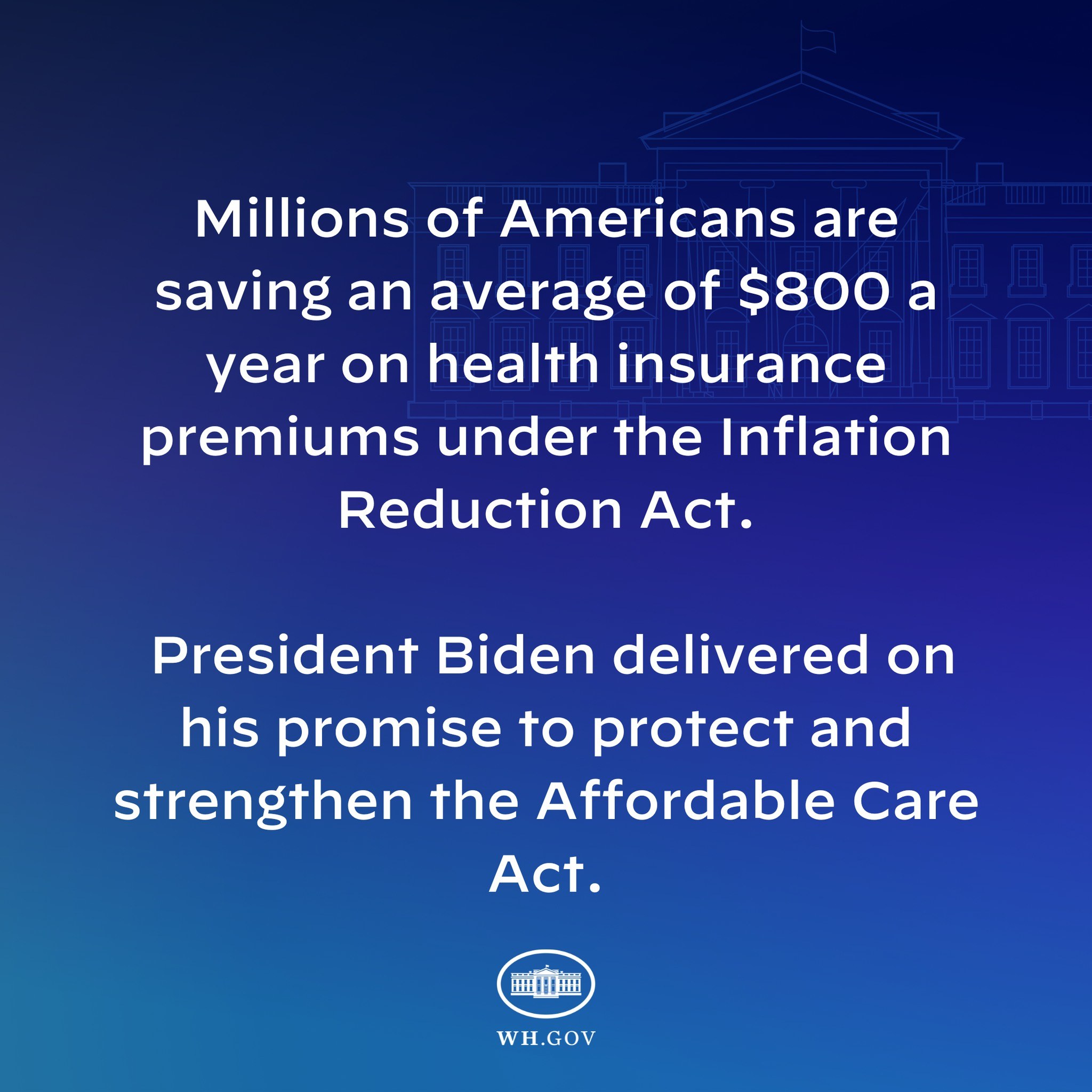 Blauer Hintergrund mit weißer Schrift, die besagt, dass Millionen von Amerikanern durchschnittlich $800 im Jahr an den Gesundheitsversicherungsprämien unter dem Inflation Reduction Act sparen, mittig mit einem Logo.