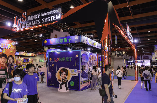 Eine Gruppe von Menschen geht durch einen Convention Hall auf einer Gaming-Messe in China, trägt Taschen und hält Gegenstände, mit Text- und Bildtafeln, Deckenbeleuchtung und Teppichboden.