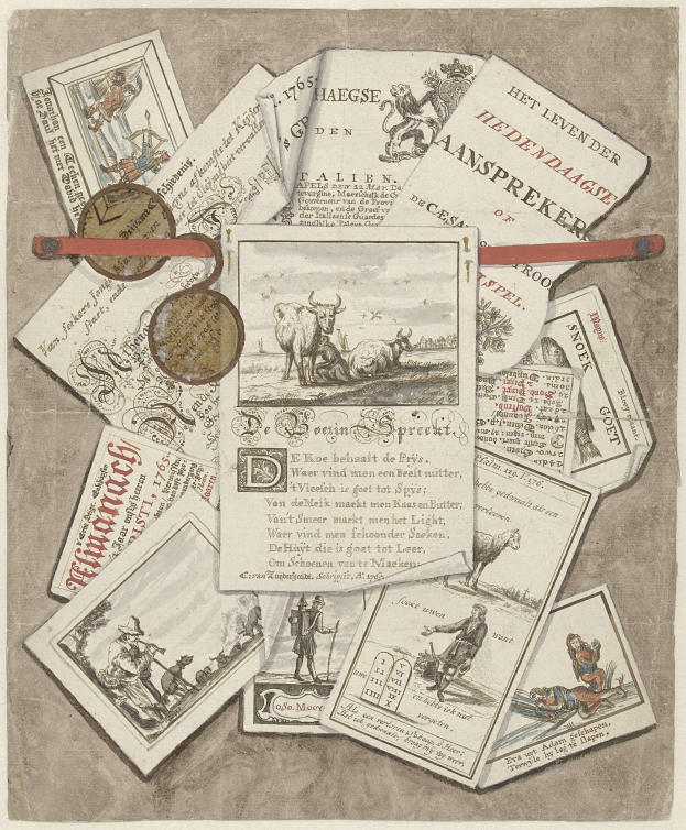 Altes Buch mit Spielkarten und Münzen darauf verstreut.