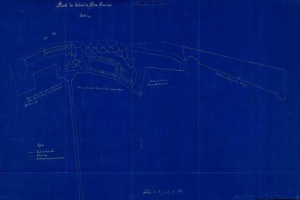 Ausführlicher Grundriss des Erdgeschosses eines Gebäudes mit textuellen und numerischen Anmerkungen.