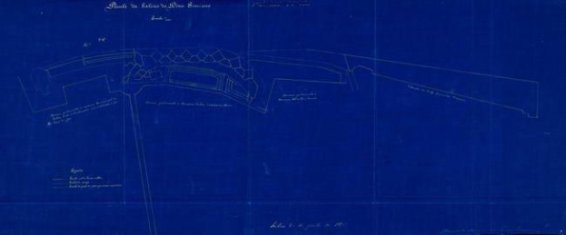 Ausführlicher Grundriss des Erdgeschosses eines Gebäudes mit textuellen und numerischen Anmerkungen.