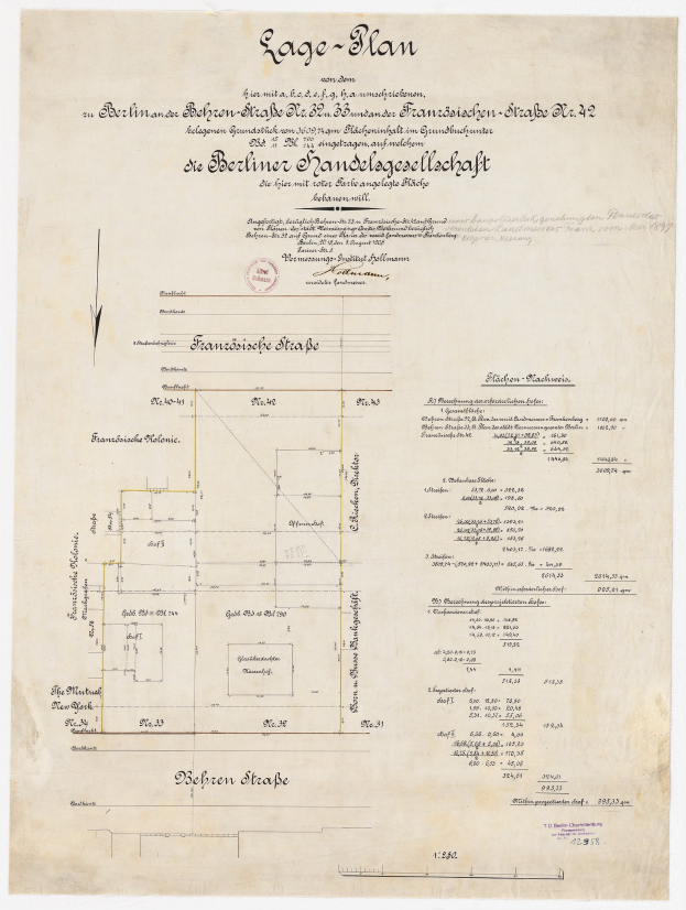 Altes Dokument mit detailliertem Grundriss der Berliner Handelsgesellschaft, mit handgeschriebenem Text und einem Stempel links im Randbereich.