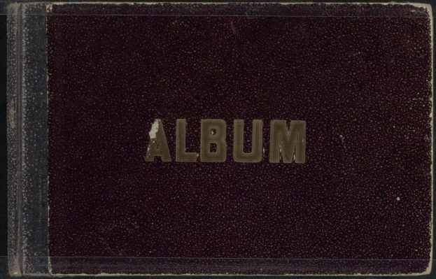 Albumcover mit dem Wort 'Album' auf schwarzem Hintergrund.