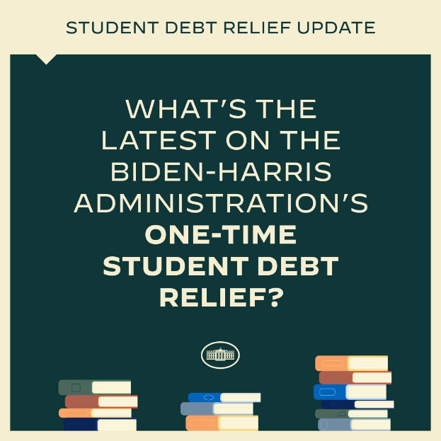 Plakat mit der Überschrift "Was gibt es Neues zum einmaligen Schuldenverzicht der Biden-Harris-Regierung?" mit Büchern unten.