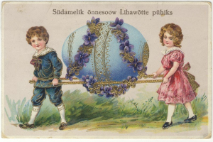 Zwei Kinder, ein Junge und ein Mädchen, stehen Seite an Seite und halten Ostereier, mit grünem Gras und einem blauen Himmel im Hintergrund und Text auf der Karte.