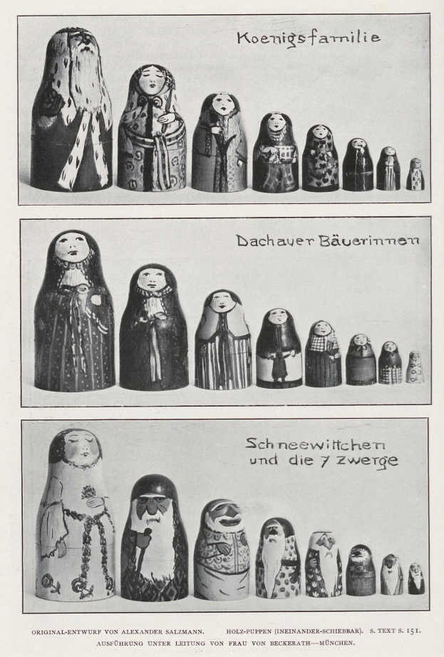 Schwarzes und weißes Foto einer Reihe russischer Matryoshka-Puppen, jede mit einem eindeutigen menschlichen Gesicht, begleitet von Text.