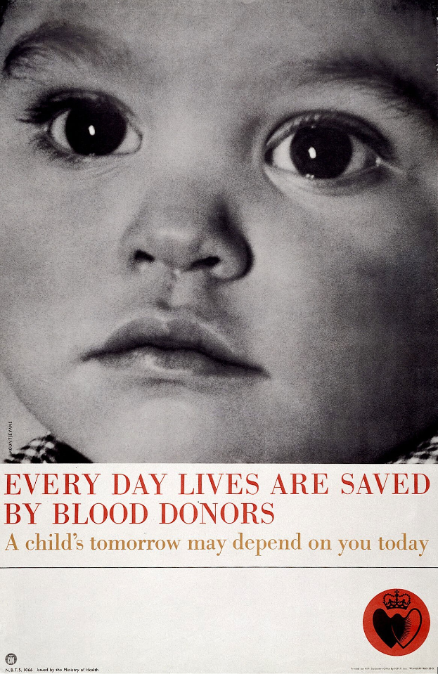 Plakat mit einem Kindergesicht in der Mitte, umgeben von fettgedrucktem schwarzem Text, der besagt: "Jeden Tag rettet Blutspenden Leben.", der eine ernste und feierliche Stimmung vermittelt.
