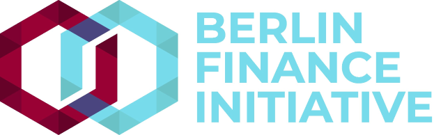 Logo der Berliner Finanzinitiative mit einem blauen Kreis mit weißer Umrandung und einem weißen "B" in der Mitte, umgeben von einem weißen Ring mit blau-weißem Karomuster, auf einem weißen Hintergrund mit fetter schwarzer Schrift "Berlin Finance Initiative."
