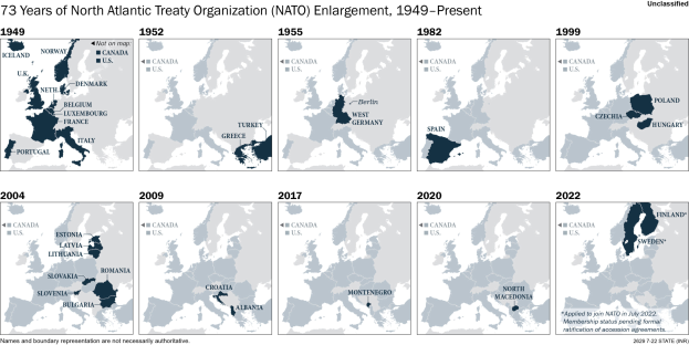 Eine Karte, die die 73-jährige Erweiterung der Nordatlantikvertragsorganisation (NATO) von 1949 bis heute darstellt, unterteilt in Regionen, die verschiedene Jahre der Erweiterung darstellen, mit informativem Text oben.