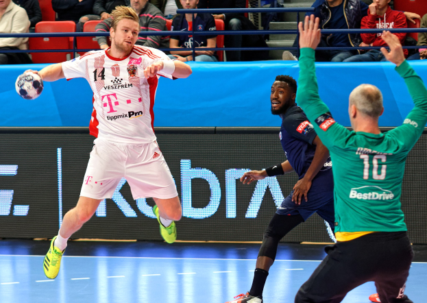 Männer bei einem Handballspiel auf einem Feld während der Futsal-Weltmeisterschaft 2019 zwischen Bayern München und Paris Saint-Germain mit Zuschauern im Hintergrund.