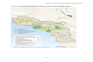 Ein Plakat, das eine detaillierte Karte der Südküsten-Hydrologischen Region zeigt, einschließlich Flüsse, Seen und andere geografische Merkmale, zusammen mit Texten, die die Grundwasserbewirtschaftungspläne, den Wasserverbrauch, die Verfügbarkeit und die geschätzten Fertigstellungszeiten erläutern.